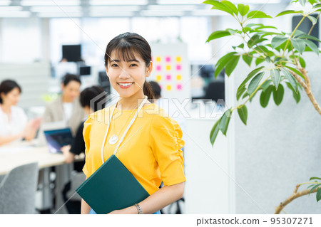 Young woman working in the office 95307271