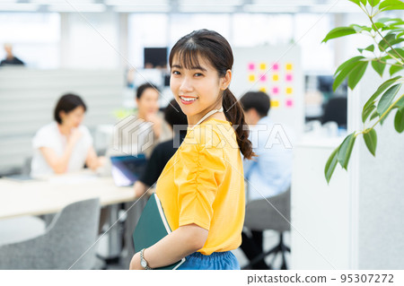 Young woman working in the office 95307272