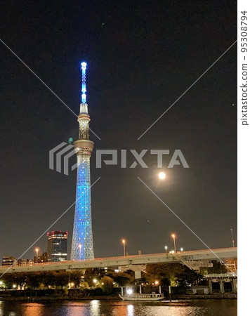 東京晴空塔和滿月以藍色點亮 東京晴空塔和滿月以藍色點亮 95308794