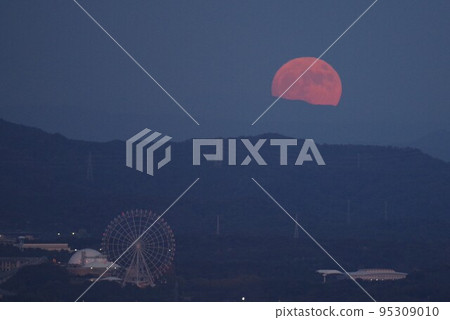 Morikoro公園的摩天輪和藍月亮。 Morikoro公園的摩天輪和藍月亮。 95309010