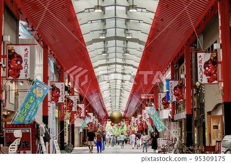 名古屋市大須商店街的二王門街 名古屋市大須商店街的二王門街 95309175