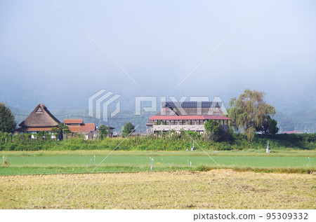 晨霧散去的田園風光 晨霧散去的田園風光 95309332