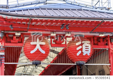 Large lanterns on Niomon Street, Osu Shopping District, Nagoya City 95309341