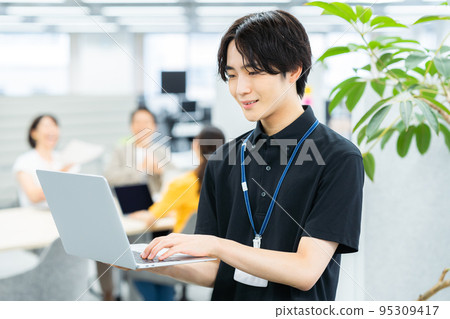 在辦公室工作的工程師 95309417