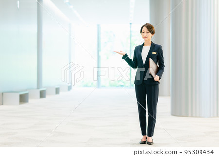 Female concierge greeted in the lobby Photo cooperation: LINK FOREST 95309434