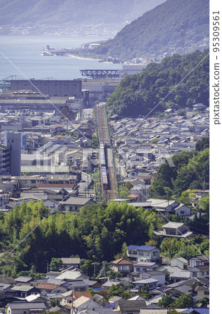 Townscape of Onomichi Sanyo Main Line freight train and sightseeing train et SETOra Onomichi City, Hiroshima Prefecture 95309561