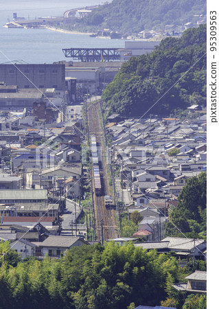 Townscape of Onomichi Sanyo Main Line freight train and sightseeing train et SETOra Onomichi City, Hiroshima Prefecture Townscape of Onomichi Sanyo Main Line freight train and sightseeing train et SETOra Onomichi City, Hiroshima Prefecture 95309563