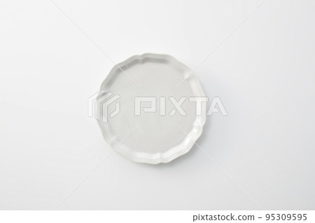 白色背景中的白盤子 95309595