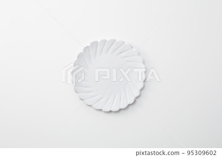 白色背景中的白盤子 白色背景中的白盤子 95309602