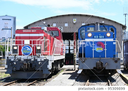 Keiyo Rinkai Railway DD200 diesel locomotive and KD60 diesel locomotive lined up at the depot 95309899