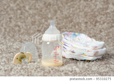Baby bottle and disposable diapers Baby bottle and disposable diapers 95310275