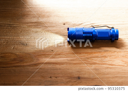 blue pocket flashlight for EDC 95310375