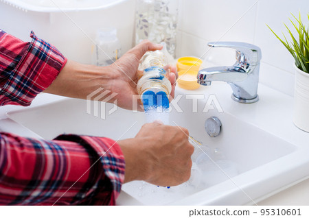 Washing baby bottles and nipples 95310601