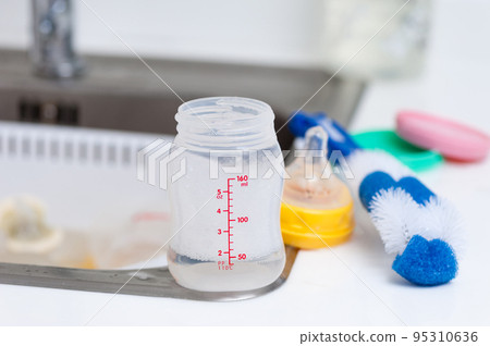 Washing baby bottles and nipples Washing baby bottles and nipples 95310636
