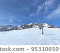 下雪的滑雪場 95310650