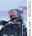 被雪覆蓋的女人 95310652
