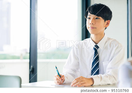 Male junior high school student studying 95310760