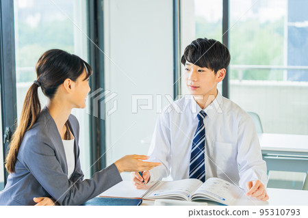 Male junior high school student studying 95310793