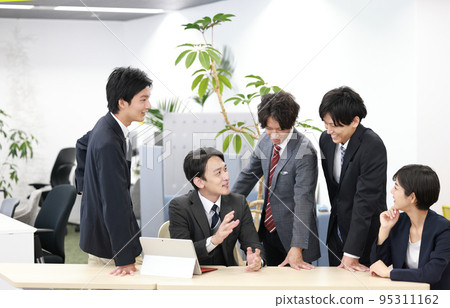 Leader and business person men and women who talk with gestures with both hands_2 95311162