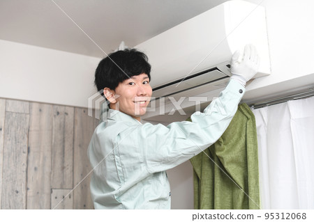 家用空調前的男工 家用空調前的男工 95312068