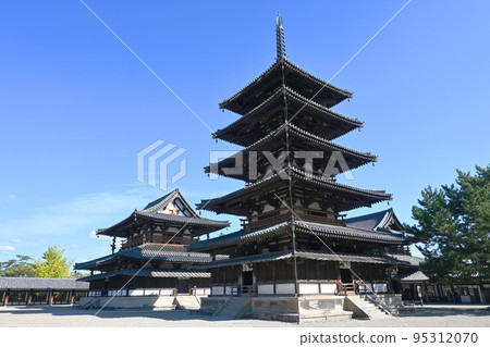 奈良縣斑鳩之裡世界遺產法隆寺國寶五層寶塔和大殿 95312070