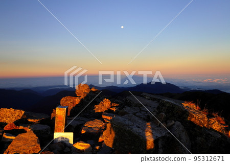 大霸尖山 小霸尖山 日出風景 大霸尖山 小霸尖山 日出風景 95312671