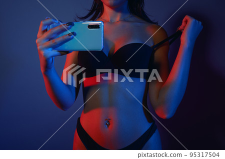 woman in lingerie records a movie for web portal 95317504
