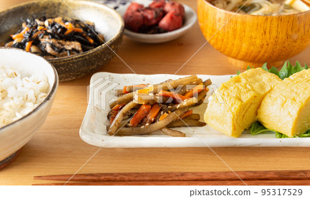 餐桌上的金比拉牛蒡日本小菜 餐桌上的金比拉牛蒡日本小菜 95317529