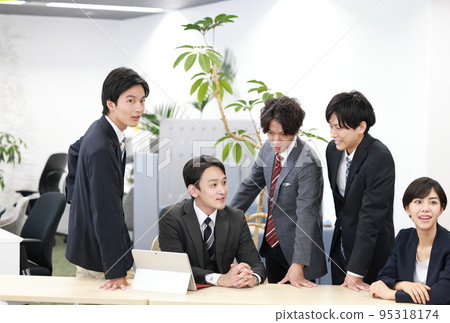被叫並抬起臉的商務人士_1 被叫並抬起臉的商務人士_1 95318174