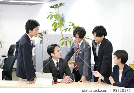 下屬問問題時表情難以回答的經理_1 下屬問問題時表情難以回答的經理_1 95318175