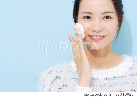 Women in their 20s make-up 95319023