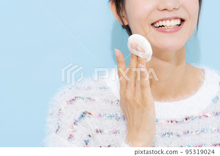 Women in their 20s make-up 95319024