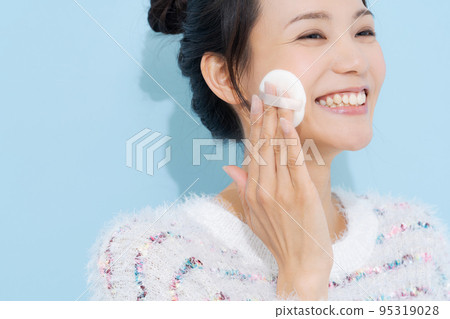 20多歲的女性化妝 20多歲的女性化妝 95319028