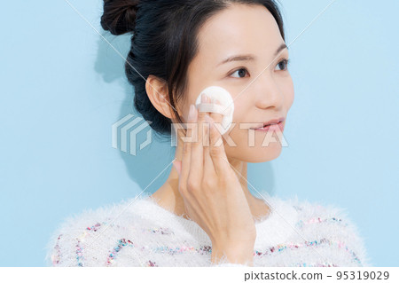 20多歲的女性化妝 95319029