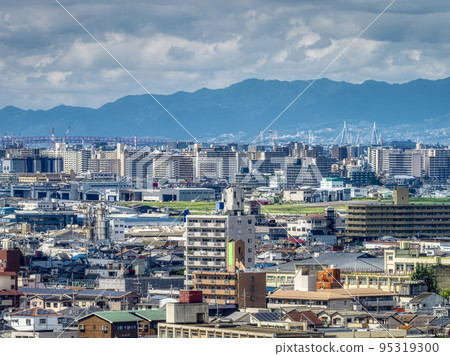 [HDR] View of the city and airport from a hill 95319300