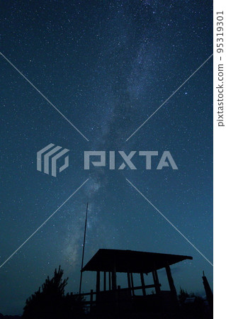 銀河（拍攝地點：奈良縣吉野郡上北山村，林道西野屋正也線（大峰山脈展望線）大峰奧岳道展望台） 95319301