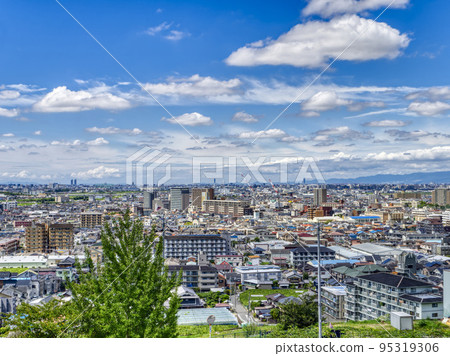 [HDR] City scenery with blue sky 95319306