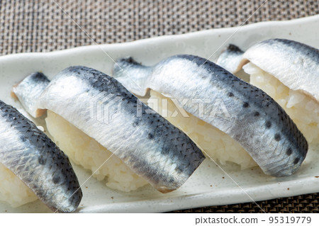 沙丁魚握壽司（醋漬沙丁魚）。 95319779