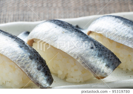 沙丁魚握壽司（醋漬沙丁魚）的特寫鏡頭。 95319780