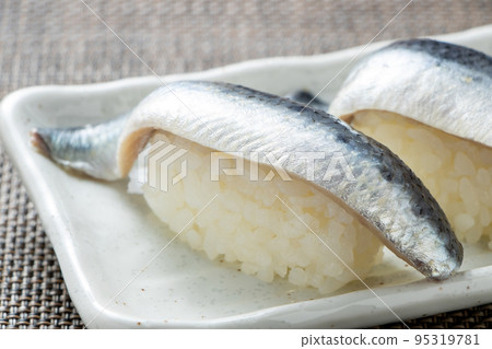 沙丁魚握壽司（醋漬沙丁魚）的特寫鏡頭。 95319781