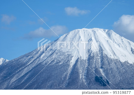 Snow scene of Daisen (from Hoki Town) Snow scene of Daisen (from Hoki Town) 95319877