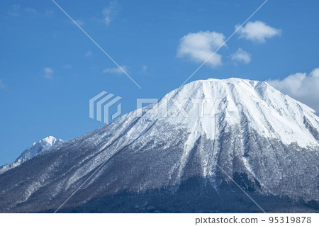 Snow scene of Daisen (from Hoki Town) Snow scene of Daisen (from Hoki Town) 95319878