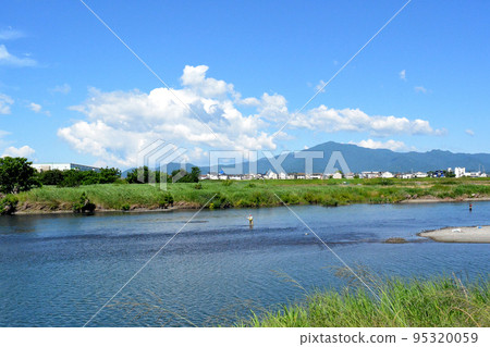 Ayu fishing on the Sagami River with Mt. Tanzawa in the background Ayu fishing on the Sagami River with Mt. Tanzawa in the background 95320059