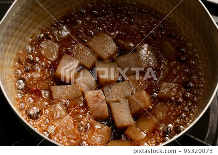 Thunder konjac being cooked 95320073