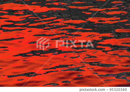 A red object reflected on the surface of the river sways and never stops. It's a beautiful demonstration of blood flowing. 95320160