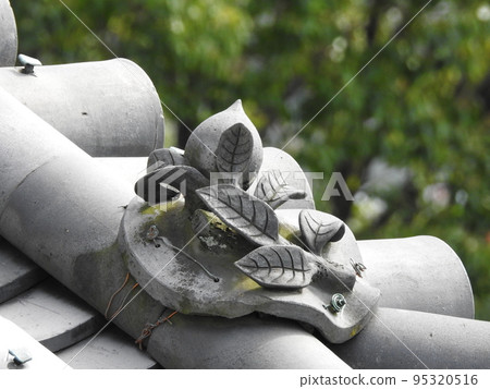 Inuyama Castle and peach tiles Inuyama Castle and peach tiles 95320516