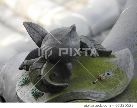 Inuyama Castle and peach tiles 95320522