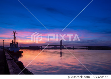 夏日早晨在四日市港的黎明和稻葉港線 夏日早晨在四日市港的黎明和稻葉港線 95320546