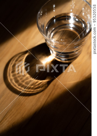 進入玻璃杯的水 95320558