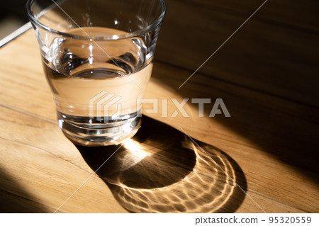 Water that entered the glass 95320559